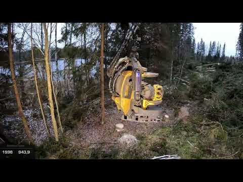 Järven rannalla avohakkuuta tekemässä ja pikkasen kapeampi kuvakulma. Ponsse Scorpion K H7 AC FC