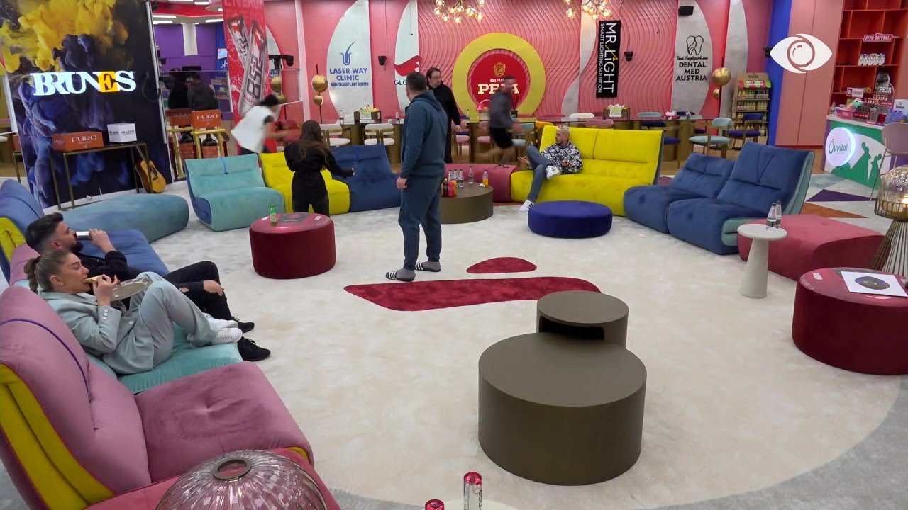 Momente gazmore/ Banorët luajnë dhe ngacmohen me njëri-tjetrin