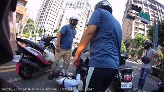 【車禍影片】 台灣人真的暖（2022.08.27 新北市淡水區中山北路一段與新市一路二段口