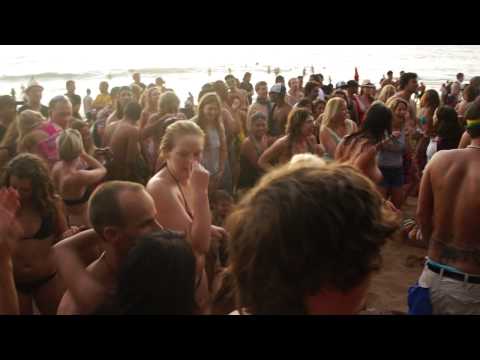 Steven Tyler and Hawaiian nudists on the Little beach