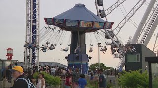 Despite rain, crowd fill Navy Pier for July Fourth fireworks