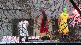 PUSSY RIOT поют политзекам на крыше тюрьмы