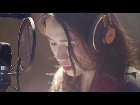 Thể hiện bởi Thùy Chi