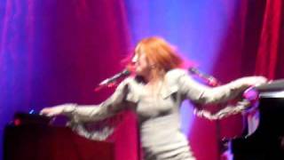 Strong black vine, Tori Amos, Warszawa, 10.10.2009