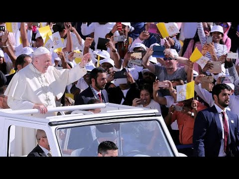 شاهد البابا فرنسيس يوقف موكبه من أجل فتاة صغيرة في مدينة زايد الرياضية…