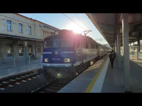 EP07-1020 + IC OSTERWA ze Szczecina Gł. do Przemyśla Gł., odjeżdża ze stacji Rzeszów Gł. 04.10.2020