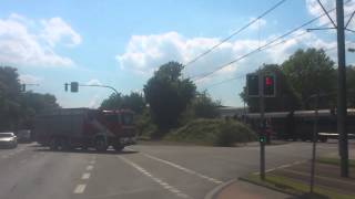 preview picture of video 'Feuerwehr geschlossene Schranke Bahnübergang nach Alt-Wanheim'