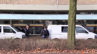 preview picture of video 'Steekpartij bij overval op schoenenzaak in winkelcentrum Hoge Vucht in Breda (2014-03-05)'