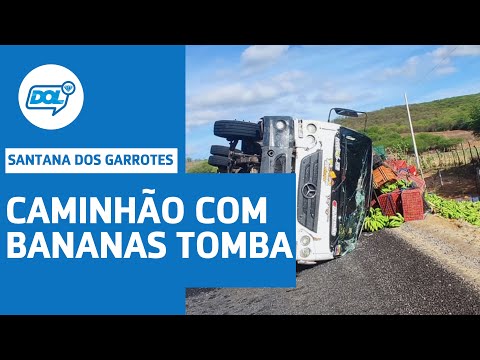 Caminhão carregado de bananas tomba em comunidade de Santana dos Garrotes-PB