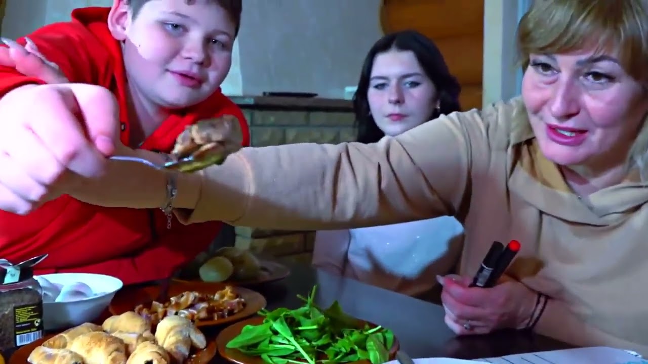 ОТ ПЕРВОГО ЛИЦА! ЕДИМ ВСЁ НЕВКУСНОЕ! часть 1