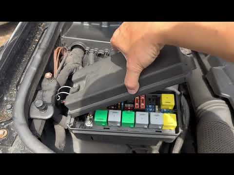 Mercedes ML350 2006 fuse boxes location #fuses #mercedesml