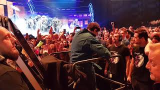 Début du concert les enfoirés chante un autre monde et envole moi