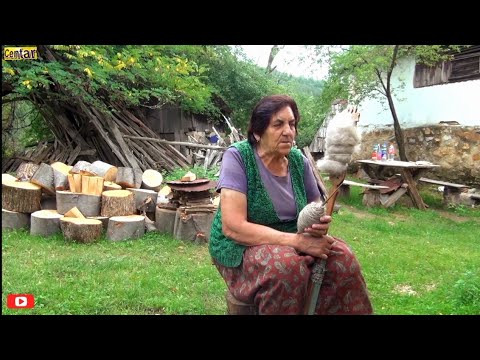 Božica je jedini stanovnik sela  Dunejvica,kaže "dosada,najgora mi je noc da mi nije..