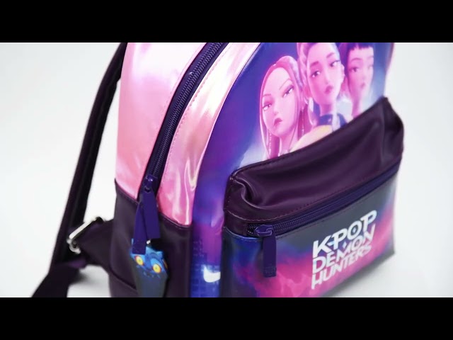 Vídeo relacionado con K-pop Demon Hunters Huntrix - Mochila de moda con licencia oficial para escuela, universidad y viaje con correas ajustables