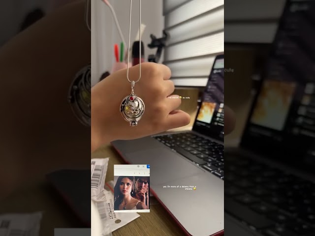 Vídeo relacionado con HJYZY Juego de joyas de vampiro Katherine de cuero, cuaderno de escritura de Elena Gilbert, collar con medallón de verbena para mujeres y hombres, disfraz de Halloween, cosplay, accesorios de película