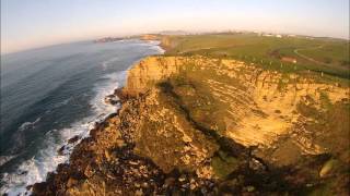 preview picture of video 'Suances: volando por los acantilados de la playa de Tagle  hasta la playa de los Locos.'