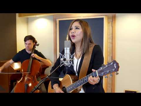 Claudia Lorelle - Escondido en tu Mano - Video Oficial