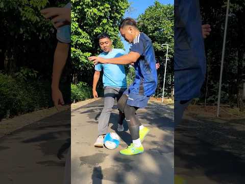 Main bola di lapangan buatan sendiri lebih aman #football #tutorial #sepakbola #tarkam #lucu