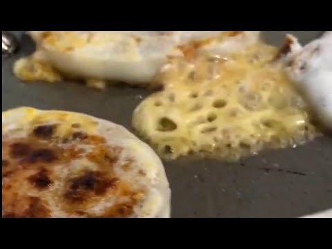 PUPUSAS SALVADOREÑAS REVUELTAS CON CURTIDO DE REMOLACHA