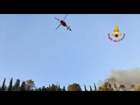 I mezzi aerei in azione per spegnere l'incendio a Cinigiano