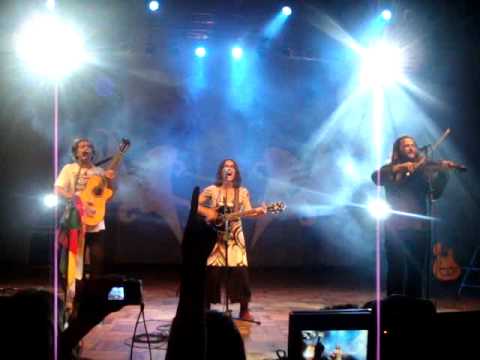 Camila Moreno, Manuel García y Nano Stern - Millones