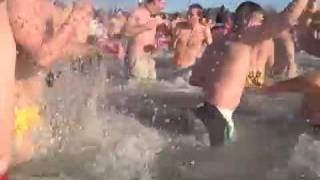 preview picture of video 'Jamestown RI Penguin Plunge, Jan. 1, 2009'