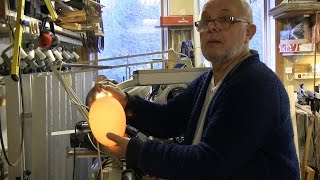 preview picture of video 'Laszlo på Stenhöjden tillverkar en strutsägglampa'
