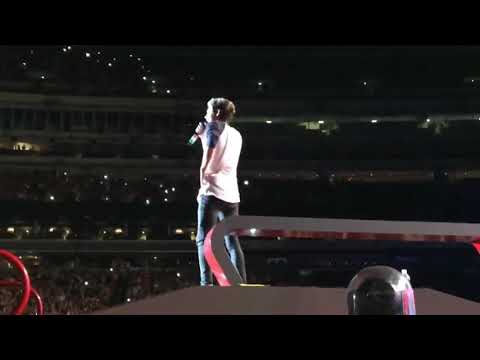 7 years ago today [ On Aug 5 - 2014 ] Niall twerking at Met Life Stadium 😂