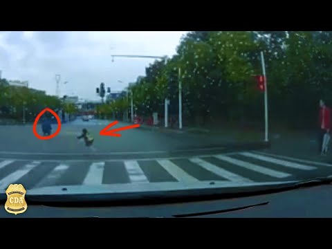 Dashcam footage: daughter falls from the back of a scooter at an intersection