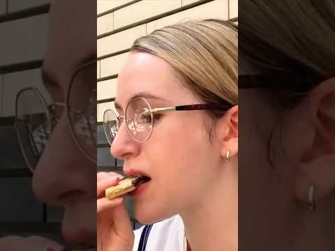 This taiyaki is STUFFED with red bean paste 😋