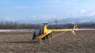 preview picture of video 'Atterraggio e decollo di un elicottero Ulm CH7'