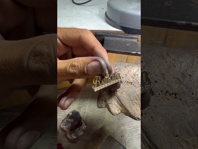Vídeo relacionado con Set de 3 Pendientes de Aleación Unisex - en Oro - con Estilo de Rey de los Ladrones y Colgante - Ideal para Cosplay y Mostrar un Estilo