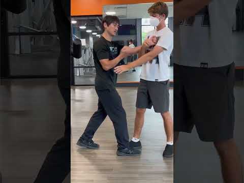 How To Apply Wing Chun Chain Punch To Jam The Opponent Dummy Drill #shorts #wingchun #jeetkunedo