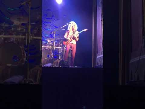 Steve Hackett (Genesis) Roine Stolt (Kaipa) trade lead guitar licks Live Tour Nov 2015 Flower Kings