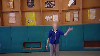 1 balle main gauche par dessous jambe droite