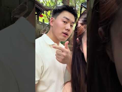 Vì sao chú chim nhỏ đậu trên vai anh ấy?
