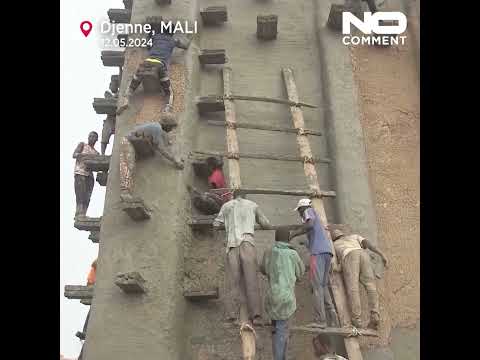 Residents re-plaster Mali's Great Mosque of Djenne