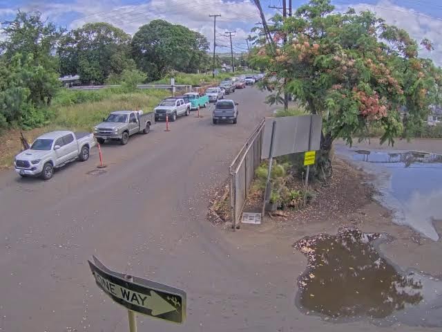 Live webcam view of Waipahu Convenience Center Road Cam