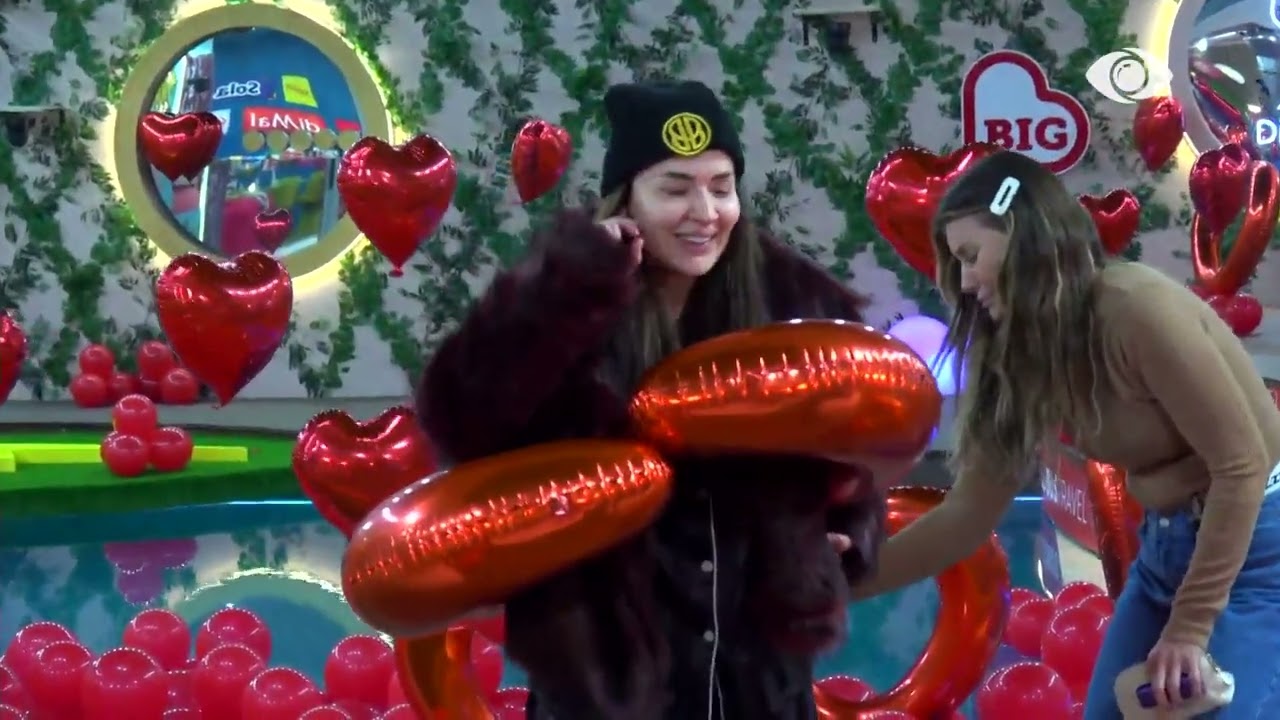 “Shën Valentini, ditë e dashurisë…”/ Rozana merr zemrën dhe Valbonën për imitime, Gjesti këndon