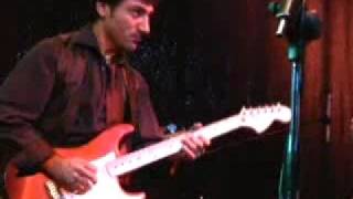 Los Queltehues tocandoToo Tired de Albert Collins