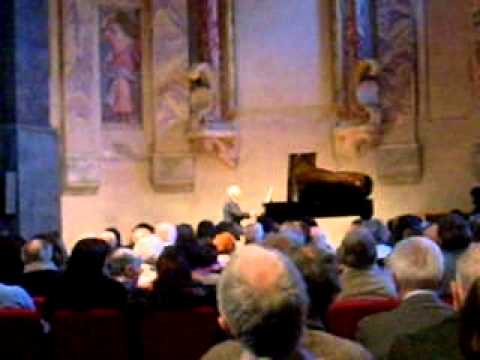 Attimi del pianista Bruno Canino che suona parti dal Chants de la mi-mort di Alberto Savinio