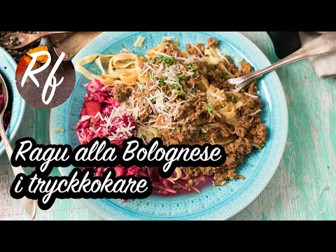 En Italiensk köttfärssås som vanligtvis kokas flera timmar tar lite runt 40 minuter i tryckkokaren. En klassisk enkel men genialt god ragu alla Bolognese med nötfärs, fläskfärs, lök, selleri, morot, tomatpuré, rödvin och mjölk.>