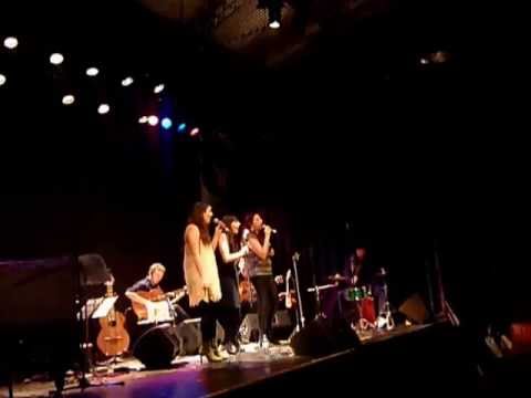 Victoria Morán + Florencia Bernales + Karina Beorlegui cantando 