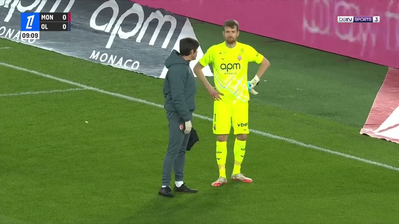 Monaco's goalkeeper is forced to leave the pitch early 🚨🧤