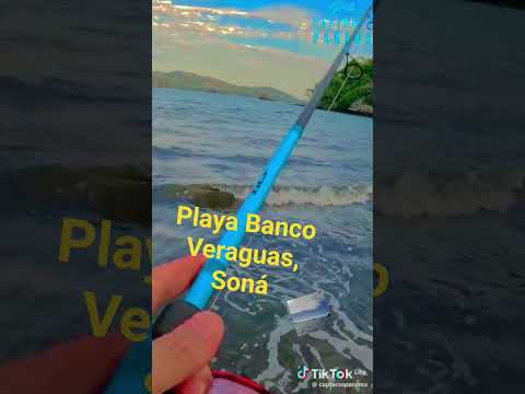 Explorando la playa Blanco en Sona Veraguas.