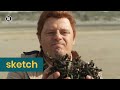 Bruin papstrand en een grijze zee | Boze man