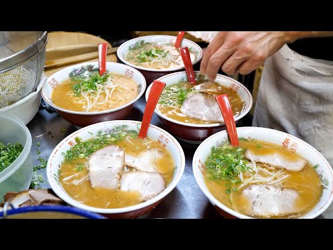 Tonkotsu Ramen tradicional, un puesto de comida familiar de un sencillo restaurante chino de soba que está inundado de clientes habituales