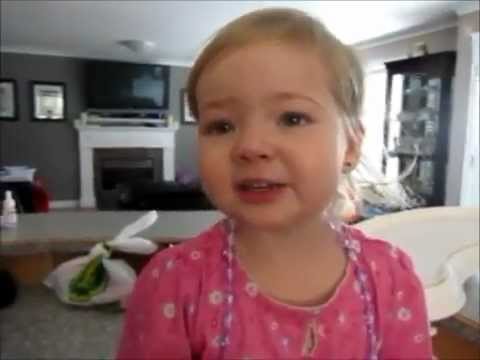 Makena, menina de dois anos canta Adele!