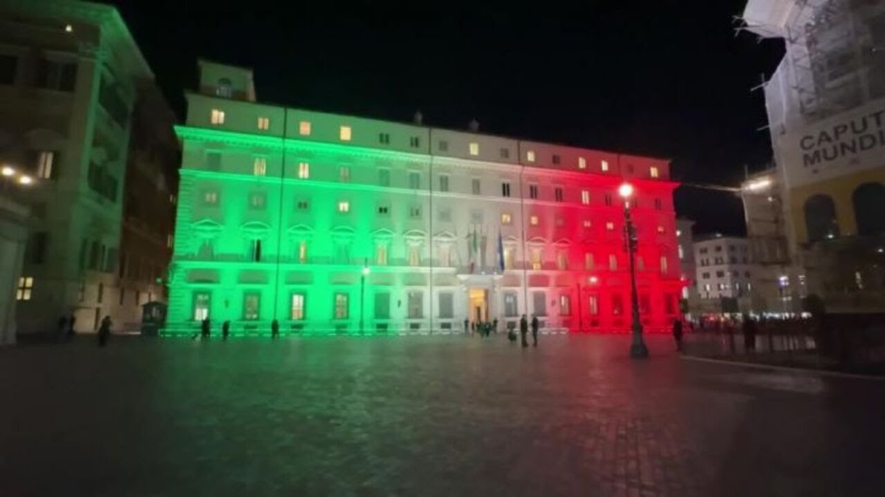 4 Novembre, Palazzo Chigi illuminato con il tricolore per la Festa delle Forze Armate