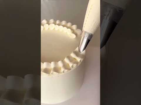 Sophisticated Vintage Cake Pipping| #cakedesign #birthdaycake #cakedecoration